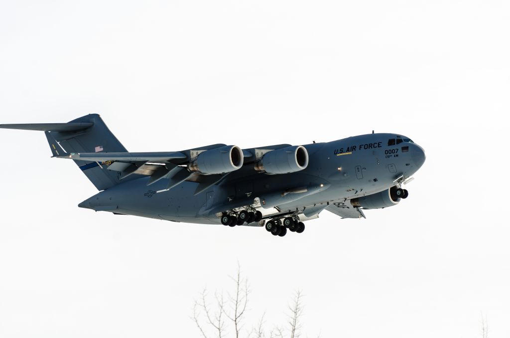 Boeing Globemaster III (007) - final approach runway 26 09Feb2016.