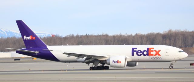 BOEING 777-200LR (N895FD)