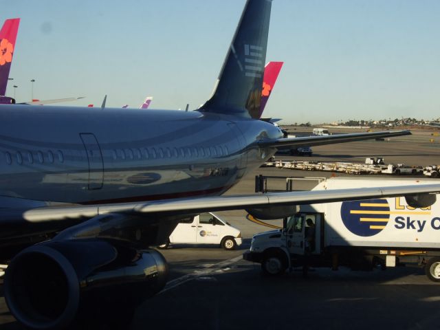 Airbus A321 (N547UW) - N547UW at KLAX