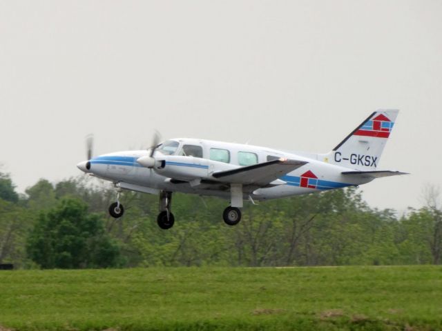 Piper Navajo (C-GKSX)