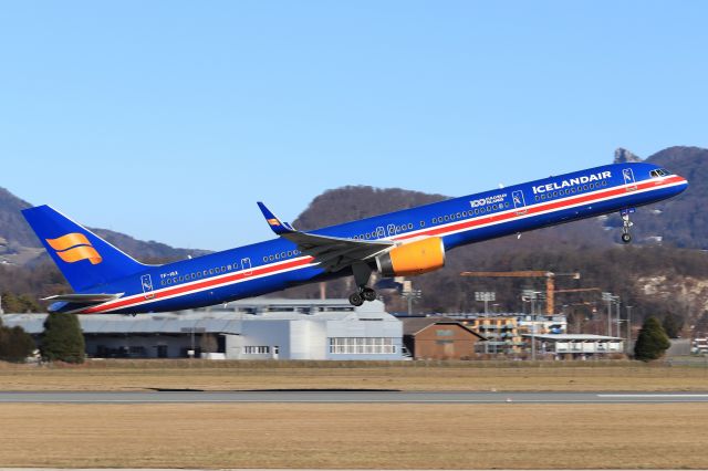 BOEING 757-300 (TF-ISX)