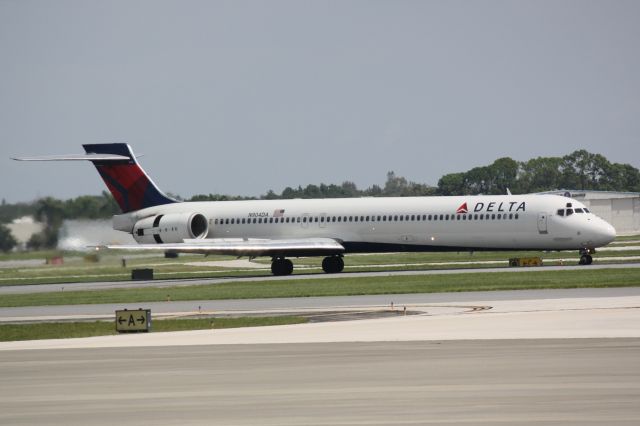 McDonnell Douglas MD-90 (N904DA) - Delta Flight 1678 (N904DA) arrives at Sarasota-Bradenton International Airport following a flight from Hartsfield-Jackson Atlanta International Airport