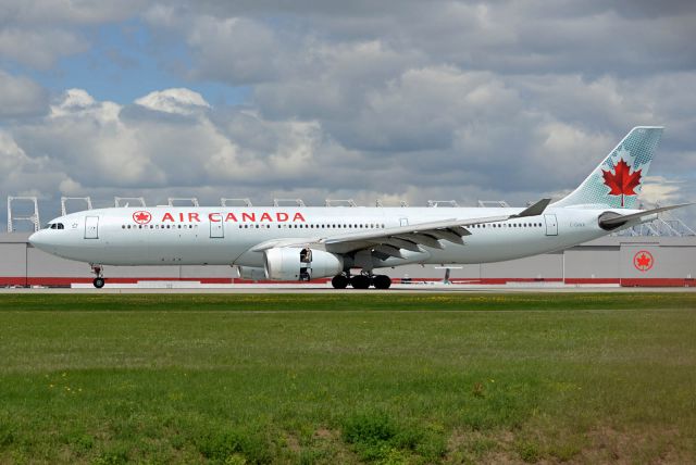 Airbus A330-300 (C-GHKR)