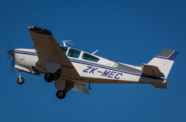 Beechcraft Bonanza (33) (ZK-MEC)