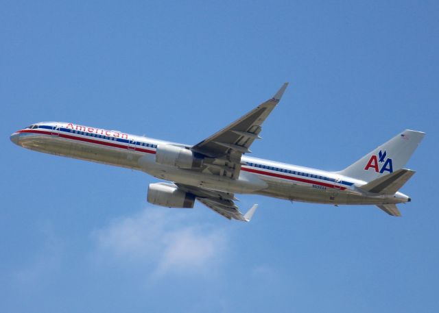 Boeing 757-200 (N692AA) - At DFW.
