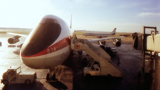 Boeing 747-200 — - London, Heathrow, janvier 1978.br /Enfin, après cinq jours passés à naviguer à bord dune navette de British Airways entre laéroport et un minable hôtel du centre-ville, départ pour le Canada.