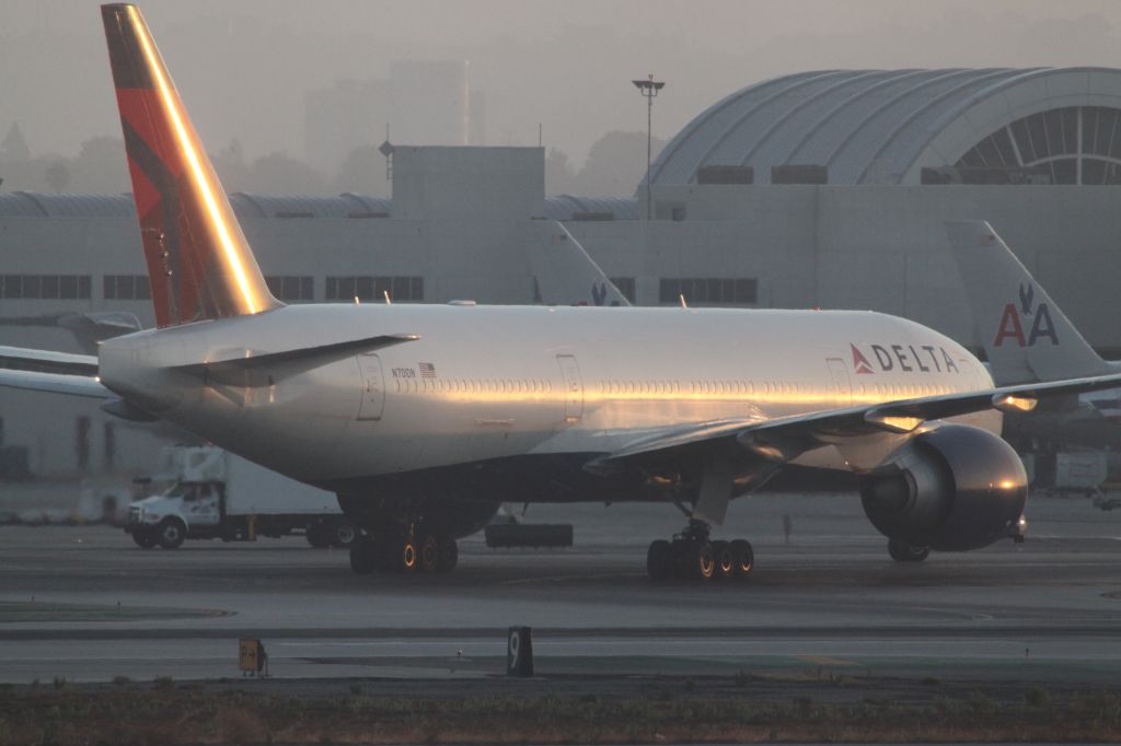 BOEING 777-200LR (N701DN) - TAXING TO THE GATE