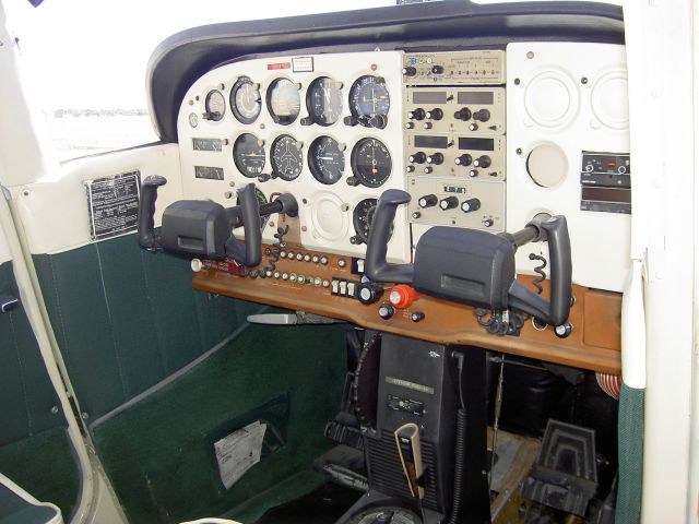 Cessna Skyhawk (N612BZ) - Nice example of the Cessna 172 skyhawk cockpit.