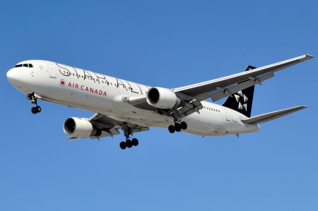 BOEING 767-300 (C-FMWY)