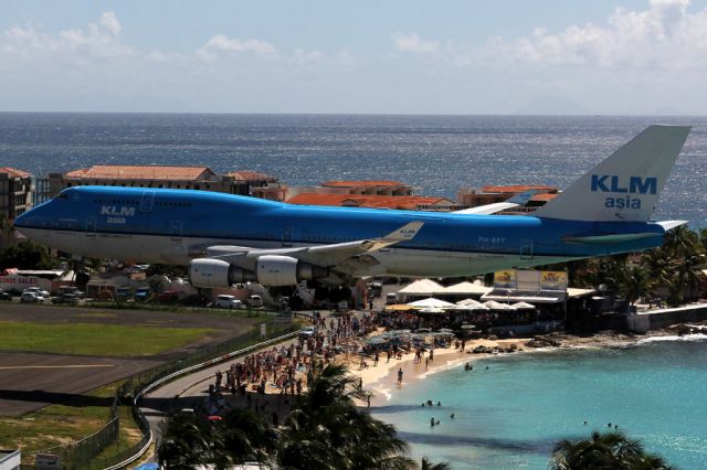 Boeing 747-400 (PH-BFY) - From the Sonesta Hotel