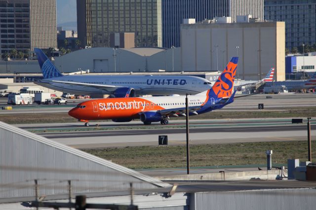 Boeing 737-800 (N804SY)