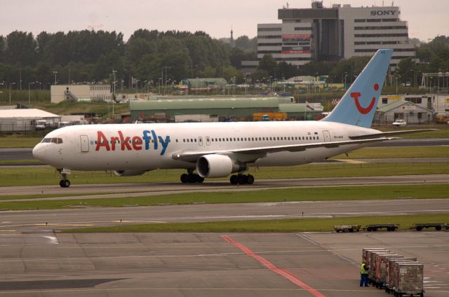 BOEING 767-300 (PH-AHX) - Arkefly - B767-383ER (PH-AHX) taxiing after landing in AMS. (Photo May 2007)
