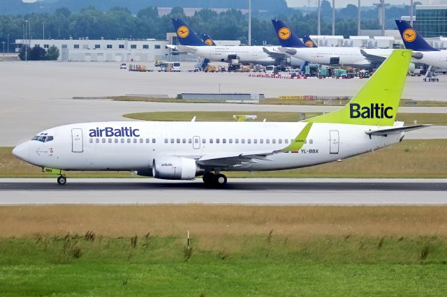 Boeing 737-700 (YL-BBX)