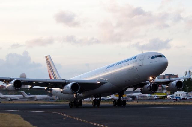 Airbus A340-300 (F-GLZT)