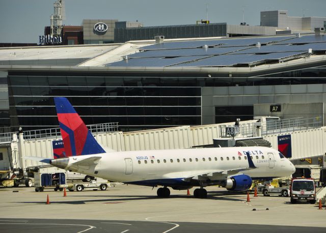 Embraer 170/175 (N201JQ) - Delta Connection Embraer ERJ-175LR N201JQ in Boston 