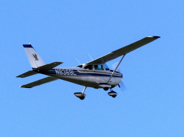 Cessna Skyhawk (N8369L)