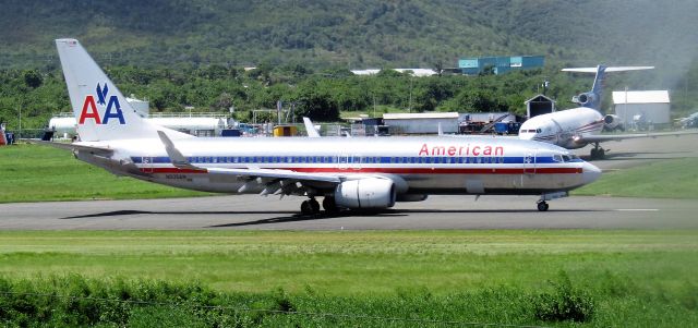 Boeing 737-800 (N935AN)