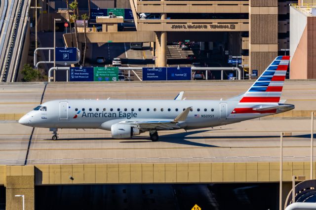 Embraer 175 (N509SY) - A SkyWest ERJ175 taxiing at PHX on 1/25/23. Taken with a Canon R7 and Tamron 70-200 G2 lens.