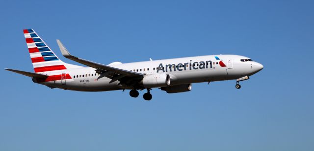 Boeing 737-800 (N847NN) - On final is this 2010 American Airlines Boeing 737-823 in the Spring of 2021.