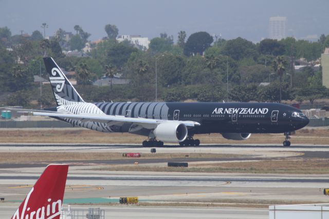 Boeing 777-200 (ZK-OKQ)