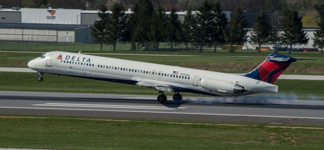 McDonnell Douglas MD-88 (N925DL)