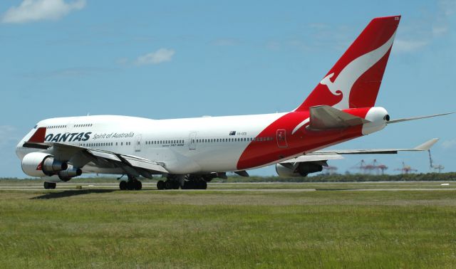 Boeing 747-400 (VH-OEB) - The mighty Queen passing by. What a machine!