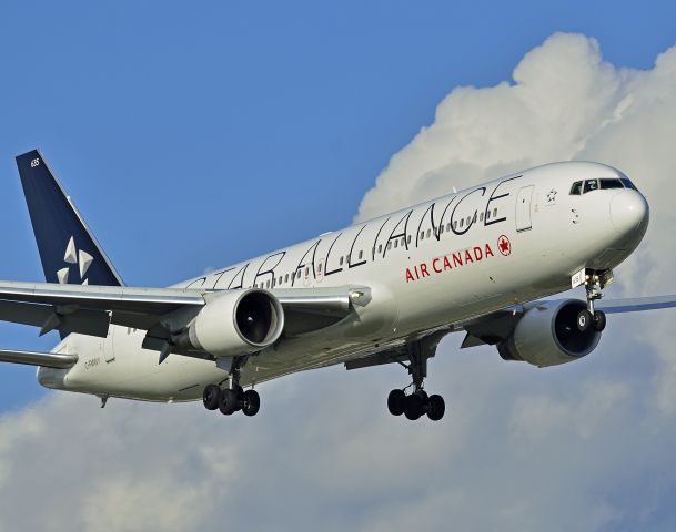 BOEING 767-300 (C-FMWY)