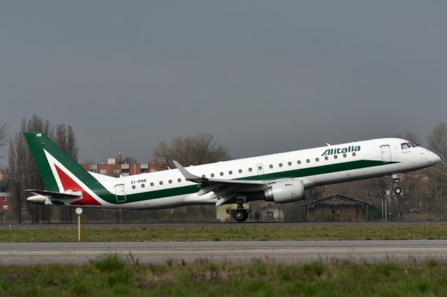 Embraer ERJ-190 (EI-RNB)