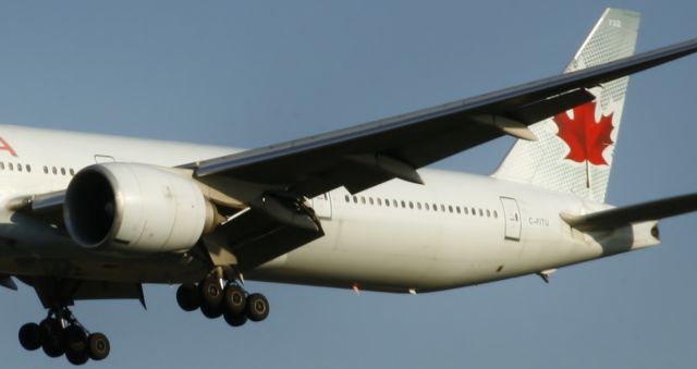 Boeing 777-200 (C-FITU)
