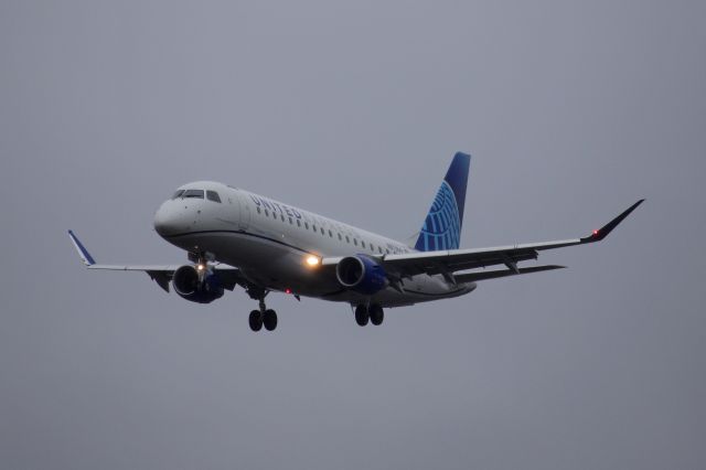 Embraer 170/175 (N87364) - ASH6211, brand-new Embraer E170, on short final from Houston this afternoon (25 Nov 2020). N87364 delivered from the factory in Brazil to Mesa Airlines on 3 Oct 2020.
