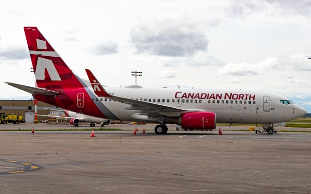 Boeing 737-700 (C-FHCN)