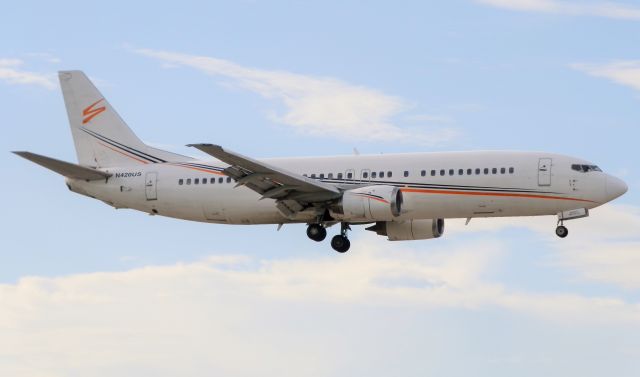 BOEING 737-400 (N420US)