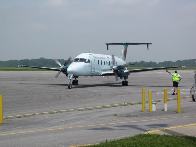 Beechcraft 1900 (C-GORA) - Having loaded all passengers, the aircraft is given the thumbs up for departing the gate!