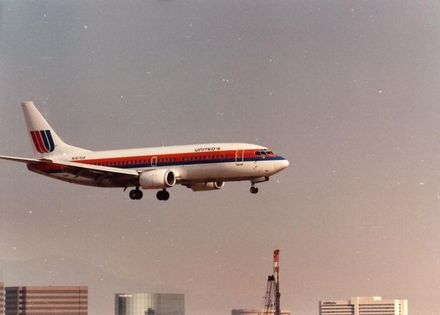 BOEING 737-300 (N307UA) - United 737 landing at Santa Ana in the late 1980s