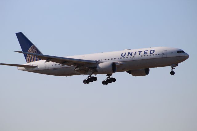 Boeing 777-200 (N777UA) - United 777-200ER landing on runway 10C at Chicago O'hare from Tokyo (NRT)