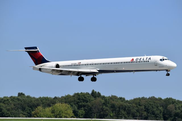 McDonnell Douglas MD-90 (N941DN)