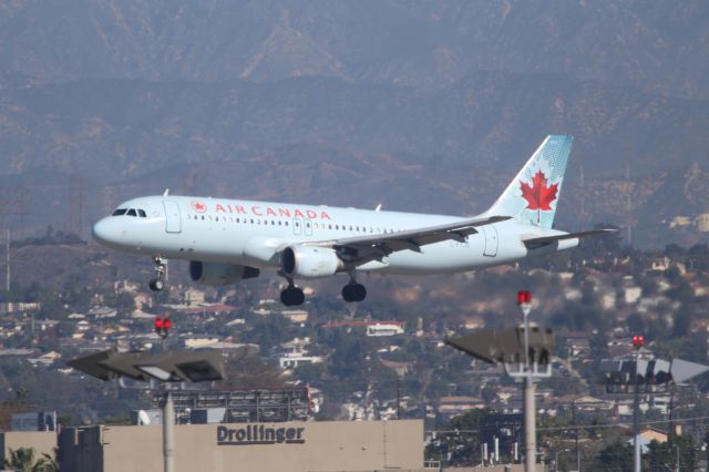 Airbus A320 (C-FTJS)