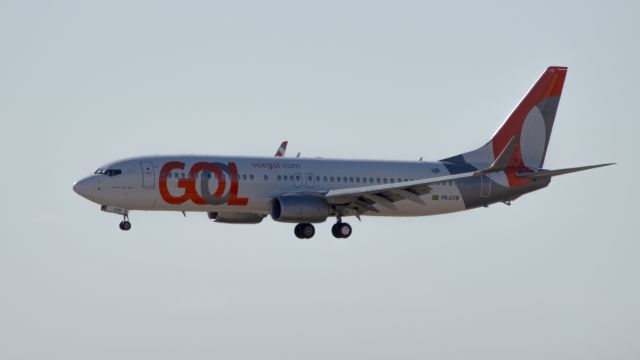 Boeing 737-700 (PR-GYB) - Photo taken from the roof of my house and backlit