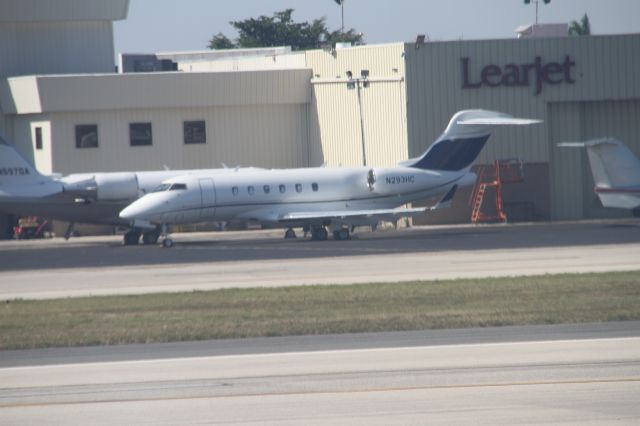 Bombardier Challenger 300 (N293HC)