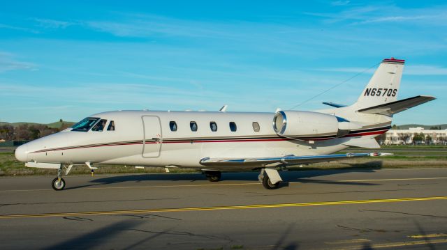 Cessna Citation Excel/XLS (N657QS) - Cessna 560XL taxing.