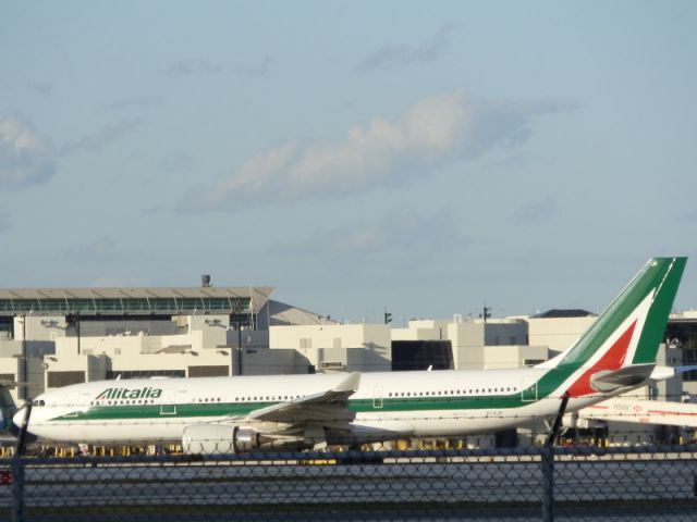 Airbus A330-200 (EI-EJP) - Basking in the sunshine!