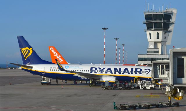 Boeing 737-800 (EI-DYM) - Ryanair Boeing 737-8AS(WL) EI-DYM in Bari 