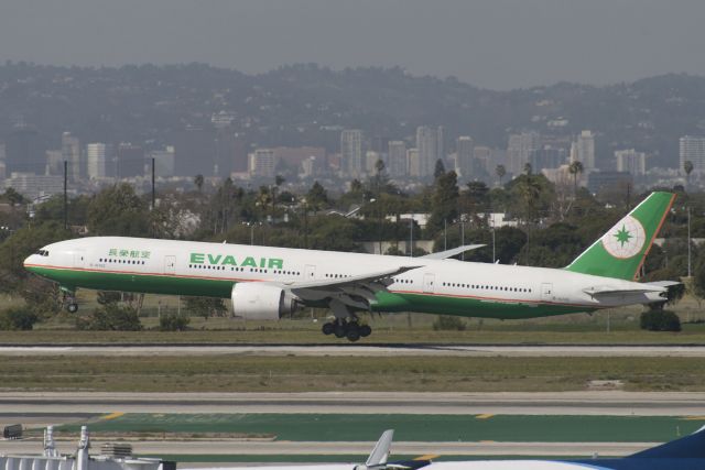 BOEING 777-300 (B-16705)