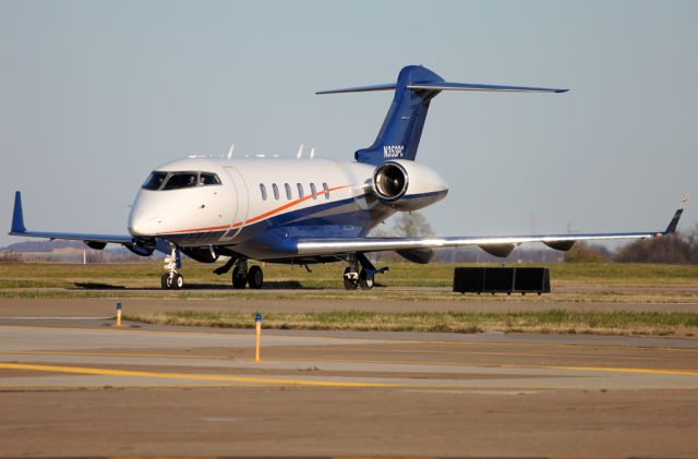 Bombardier Challenger 300 (N353PC)