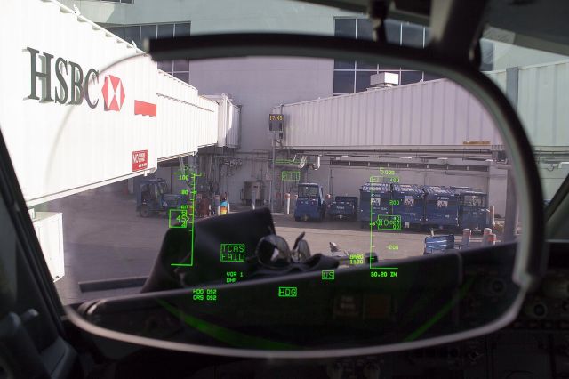 Boeing 737-800 (N832NN) - View through the HGS on a newer 737-800.  The HGS is a wonderful tool that allows us to stay more situationally aware.