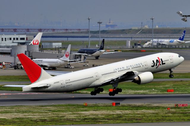 Boeing 777-200 (JA8981) - Stored in June 2014 as N272AT (Bank of Utah)