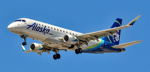 EMBRAER 175 (long wing) (N199SY) - N199SY Alaska Airlines Embraer ERJ-175LR (ERJ-170-200 LR) s/n  17000730 SkyWest - Las Vegas - McCarran International Airport (LAS / KLAS)br /USA - Nevada June 8, 2021br /Photo: Tomás Del Coro