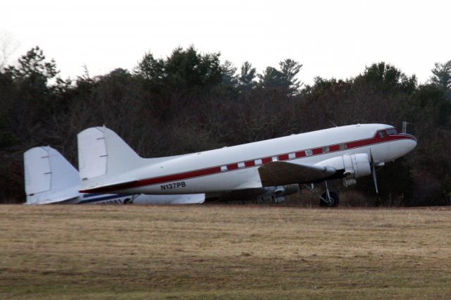 Douglas DC-3 (N137PB)