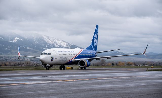 Boeing 737-800 (N570AS) - KBZN MAY 2022