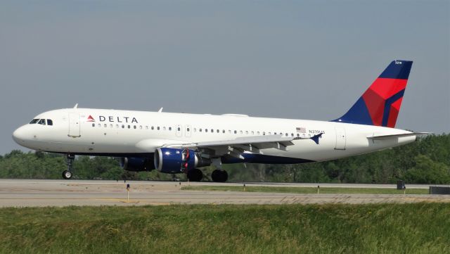 Airbus A320 (N319US) - Delta A320 landing at BUF, the new replacement for the 717 :(